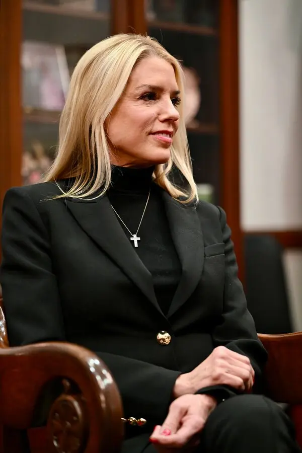 “Things Just Escalated… Thomas Massie Calls Out Pam Bondi Over Jeffrey Epstein Records”